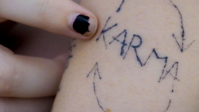 Opakovaně ji znásilňoval otčím. Film popisuje návrat dívky do běžného života